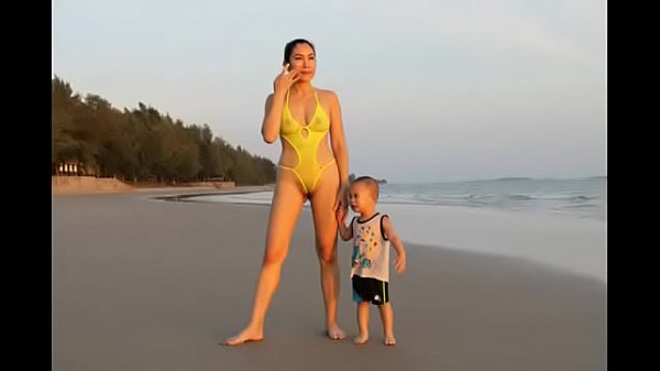 คลิบโป้ แม่ลูกถ่ายรูปโชว์ความงามแต่ แม่ใส่ชุดแบบนี้ โป๊ไปไหม คลิบหลุดแม่ลูกแก้ผ้า