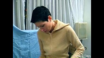 คลิบสาวผมสั้นลองควย ลองของแข็งบ้าง เบื่อแล้วนิ้วแม่งไม่อุ่น เจอนิ้วแม้งเย็น คันหีมากๆ