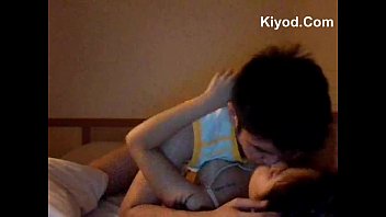 คลิปเย็ดโป๊ๆจากหนุ่มมหาลัย ก่อนเย็ดต้องเล้าโลมก่อนตามสูตรเปิดด้วยการดูดปากจับกดลงนอน