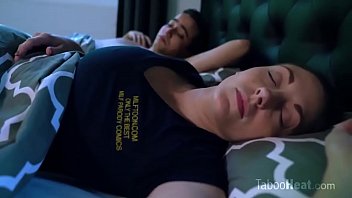 แม่จ๋าลูกขอแตกในได้ไหม นอนนมใหญ่มองแล้วมันน่านักลักหลับไม่ได้ผลก็ข่มขืนใจซะเลย หนังโป๊ใหม่ออนไลน์