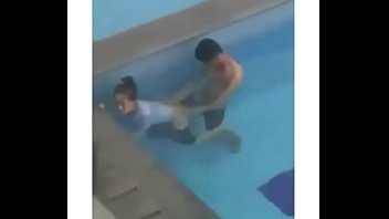 คลิปหลุดคู่รักฝั่งลาว สาวริมโขงถูกแอบถ่ายขณะโดนเย็ด ผัวเงี่ยนจับแหกขาแทงใต้น้ำ เย็ดในสระว่ายน้ำรวม ควยหีซอยกันถี่แบบฝืดๆ