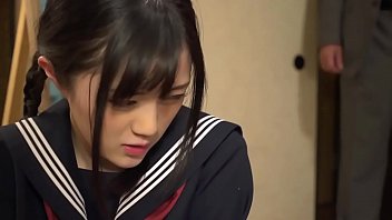 หนังAVญี่ปุ่นออนไลน์ เด็กนักเรียนวัยใสถูกพ่อเลี้ยงเย็ด โดนบังคับขืนใจซอยหีมันส์ ดูอาการร่านหีน่าจะมีอารมณ์ร่วมเพศด้วย