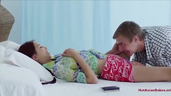 Asian Porn วัยรุ่นเอเชียเอากับหนุ่มนอก โดนเบิร์นหีเลียเม็ดสวาท เสียวจนขาบิดร้องขอให้เย็ดสดสักที อยากโดนซอยหีมากค่ะ