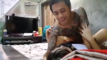 คลิปโป๊หลุด หนุ่มก่อสร้างตัวลายเย็ดหญิงจุกๆ xxx5porn นอนซอยหีเอากันเพลินมาก เย็ดโคตรเสียวหีกระเด้าปี้กันบนเสื่อ เย็ดเสียวมากขอแนะนำ