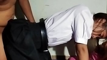 คลิปโป๊xxx นักศึกษาหีเนียนน่าสอดใส่ ถูกจับล่อท่าหมาเย็ดสุดโคนควย กระแทกรูหีเย็ดจนน้ำเงี่ยนไหลเยิ้มโหนกหี