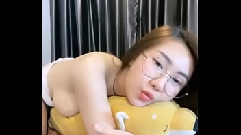 คลิปหลุดออนไลน์ vk live 18+ สาวหมวยนมใหญ่ทำปากจู๋ หน้าตายั่วควยแนวๆสาวแว่น นอนติ้วหีช่วยตัวเองจนน้ำแตก