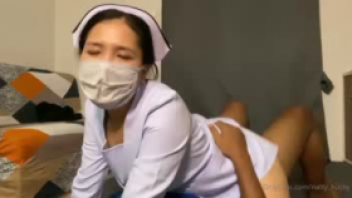 Natty_Horny คลิปหลุด เย็ดพยาบาลสาวคาชุด หนุ่มหื่นกระซวกหีนางไปมิดลำ เอาควยใหญ่เย็ดหีจนเคลิ้มตาลอย ส่ายหีมันส์ๆเย็ดจนแตกในคาร่อง หีเนียนๆกับชุดพยาบาลเซ็กซี่ Onlyfans XXX ดูแล้วควยแข็งได้อารมณ์มาก