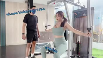 คลิปหลุดใหม่ Yoshithunchanok น้องโยชิโดนเย็ดตูด กะเทยสาวสองนมใหญ่ เอากับพี่เทรนเนอร์ฟิตเนส ผลัดกันอมควยให้กัน แล้วยืนเย็ดตูดน้ำแตก ชักควยออกมาให้กะเทยโม้คควย แล้วปล่อยน้ำแตกใส่ร่องนม