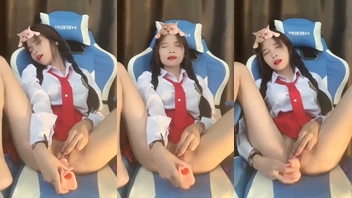คลิปหลุดวัยรุ่นไทย สก๊อยชุดนักเรียน เงี่ยนแล้วคันหี เอาดิลโด้แหย่หีน้ำเงี่ยนไหล